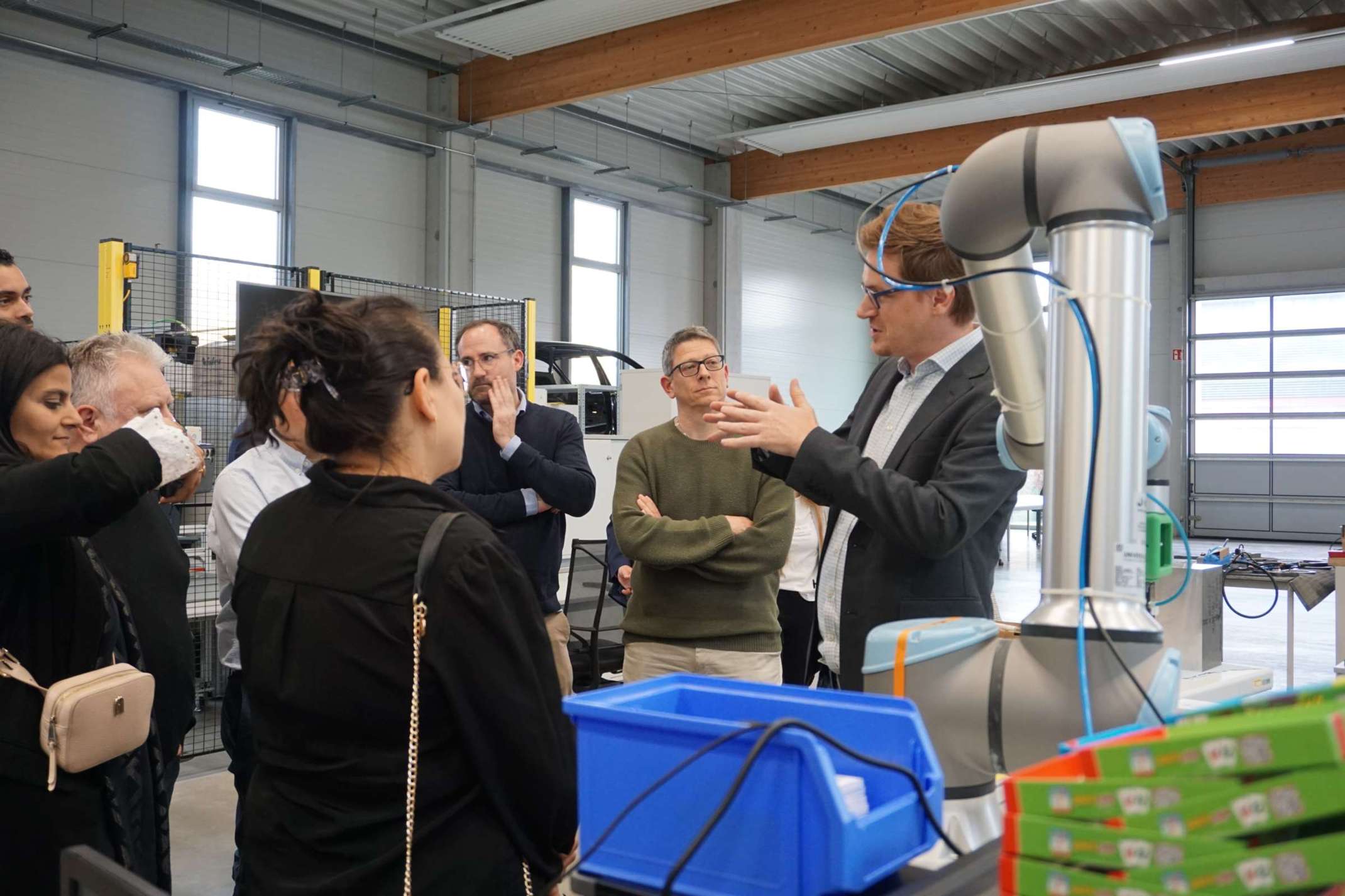 Prof. Lenz erklärt das Projekt KIRK in der Robotikhalle